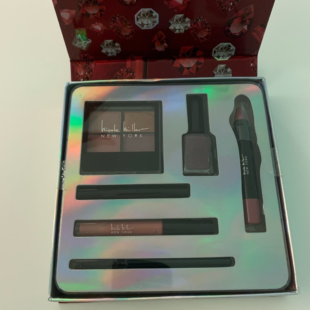 Nicole Miller Ultimate Cosmetic Collection - Picture 3 of 10